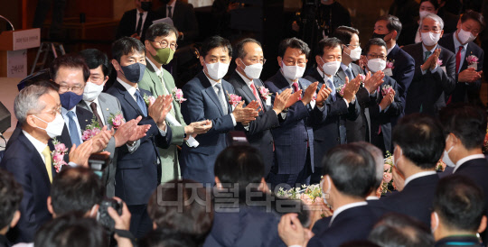 오른쪽 일곱번째부터 김광수 전국은행연합회장, 추경호 경제부총리 겸 기획재정부 장관, 김주현 금융위원장, 이창용 한국은행 총재, 이복현 금융감독원장.